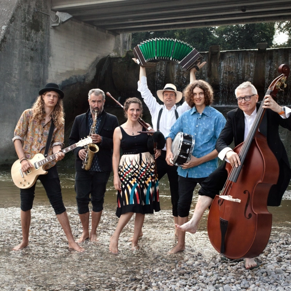 Zu „Spui&#39;maNovas gehören Stefan Straubinger (Bandoneon, Drehleier, Maultrommel), Eva Straubinger (Dudelsack, Klarinette, Blockflöte) sowie die Söhne Fridolin (E-Gitarre, Akkustikgitarre, E-Bass, Posaune) und Dominik (Drumset, Percussion, Violine) und Tochter Marlene (Tanz). Ergänzt wird das Ensemble je nach Anlass mit diversen Gastmusikern an Bass, Gitarre und Saxophon. (Foto: Stephanie Kulbach)