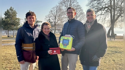 Gemeinsame Übergabe der neuen Defibrillatoren (von links): Christian Fries, Amtsleiter Kultur<br>und Öffentlichkeit der Stadt Starnberg, Susanne Zehm, Präsidentin des Rotary Clubs Starnberg,<br>Erster Bürgermeister Patrick Janik und Christian Fey vom Rotary Club Starnberg.<br>Bild 2 und 3: Gemeinsame Übergabe der neuen Defibrillatoren: (v. l. n. r.) Christian Fey (Foto: Stadt Starnberg)