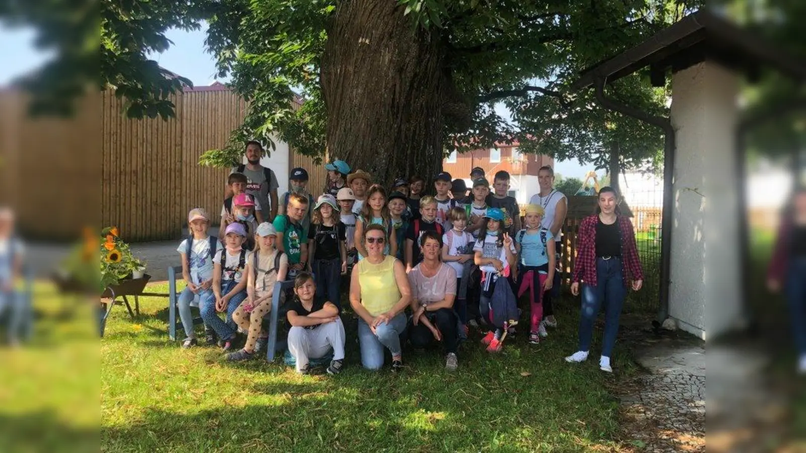 Die Schüler der Klasse 2a der Arnoldus Grundschule Gilching waren gemeinsam mit ihrer Lehrein Annette Gamber-Rist (vorne Mitte rechts) zu Besuch bei Kreisbäuerin Anita Painhofer (vorne Mitte links). (Foto: A. Painhofer)