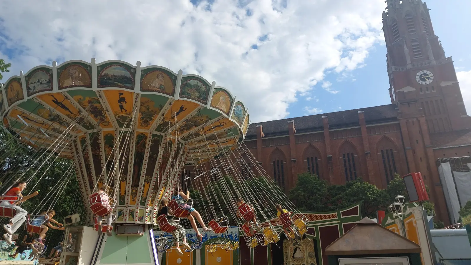 Die Auer Maidult findet von 25. April bis 3. Mai auf dem Mariahilfplatz statt. (Archivbild: bas)