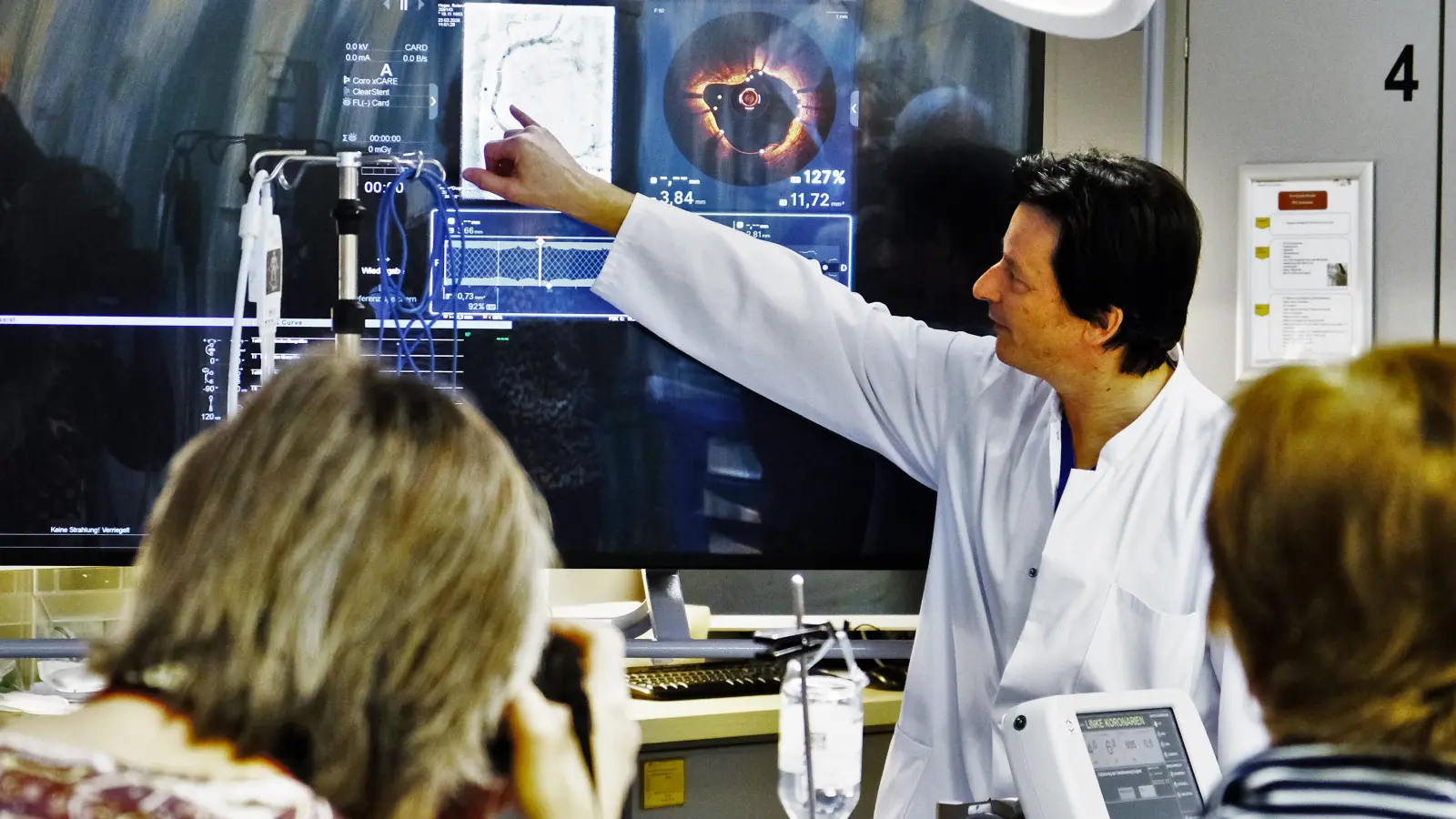 Ärztlicher Direktor PD Dr. Lorenz Bott-Flügel bei der Präsentation des neuen OCT-Systems. (Foto: LRA Erding)