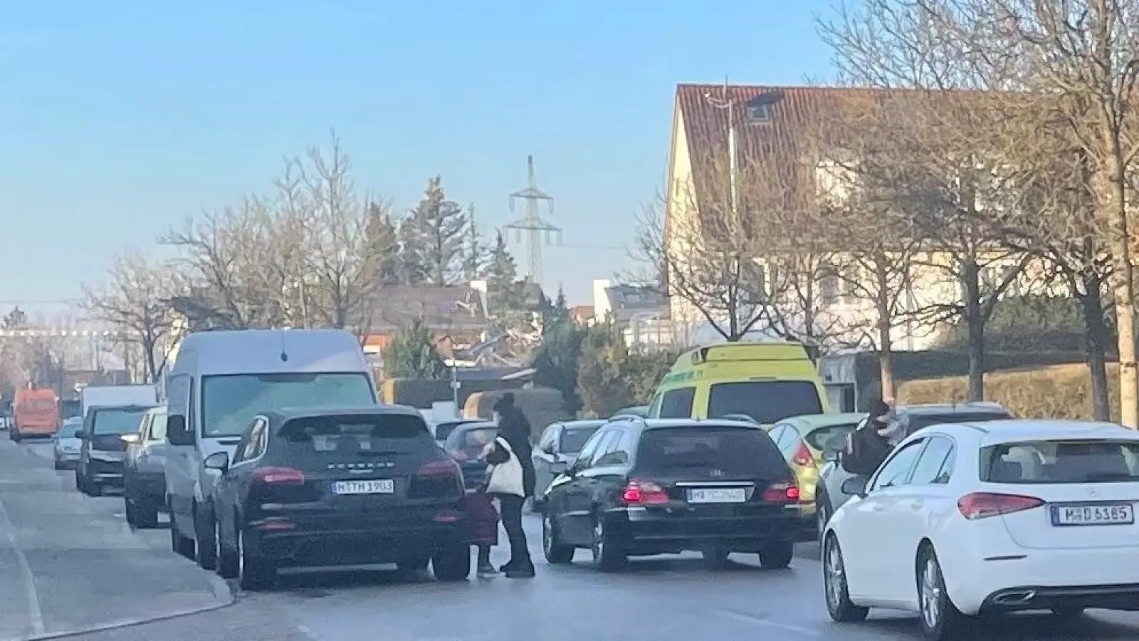 Bisweilen recht eng und unübersichtlich geht es morgens vor der Kita am Paul-Ehrlich-Weg zu: parkender und rollender Verkehr, dazwischen Eltern, die ihre Kinder in die Einrichtung bringen. Auch aus der Killerstraße biegen viele Autos in den Paul-Ehrlich-Weg ab, darunter der Bus. (Foto: bb)