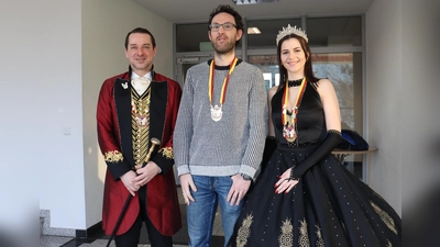 Besuch beim Moosacher Anzeiger: Das Prinzenpaar Alexandra II. und Heiko I. mit Redakteur Benjamin Schuldt (Foto: hw)
