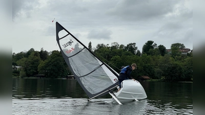 Die neue „Topper Topaz” wird ausgiebig getestet und sogar bei einem Übungsmanöver zum Kentern gebracht. (Foto: pst)