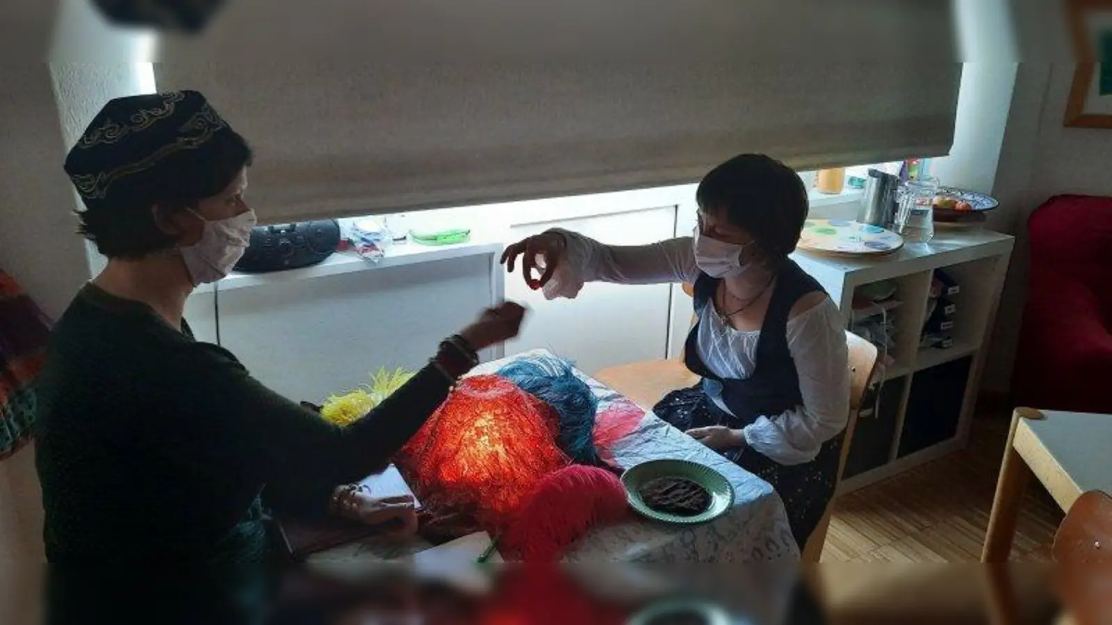 Im Februar schaute Maria Bernlochner (l.) als Wahrsagerin in eine rosige Zukunft. Leider wollte das Corona-Virus dabei nicht mitspielen. (Foto: Aktion Sonnenschein)