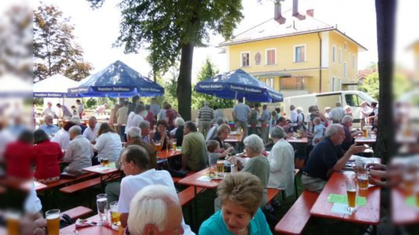 Hier lassen sich die Lochhausener Pfarreimitglieder das gemeinsame Mittagessen bei schönstem Wetter schmecken. (Foto: Dieter Stiening)