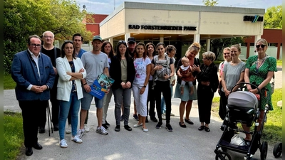 Das „Stäbli” ist geschlossen. Bei vielen Bürgern wächst die Sorge, dass gar kein Neubau mehr kommen wird. Stadträtin Veronika Mirlach (Dritte von links) versteht nicht, warum die SWM nicht sagen können, ob sie einen Neubau planen. (Foto: CSU)