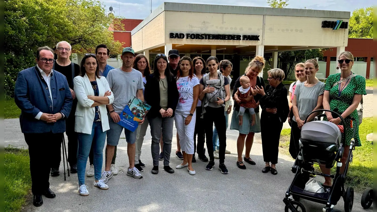 Das „Stäbli” ist geschlossen. Bei vielen Bürgern wächst die Sorge, dass gar kein Neubau mehr kommen wird. Stadträtin Veronika Mirlach (Dritte von links) versteht nicht, warum die SWM nicht sagen können, ob sie einen Neubau planen. (Foto: CSU)