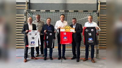 Werner Kuper, Harald Meier, Harald Schwab, Oliver Glöggler, Peter Kramer, Jochen Beier (von links) bei der Spendenübergabe. (Foto: Raiffeisenbank Gilching eG)