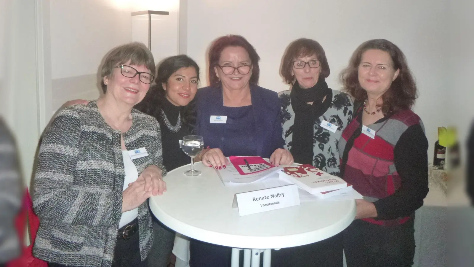Die Vorstandschaft des Stadtbunds Münchner Frauenverbände mit der Vorsitzenden Renate Maltry (Mitte) beim Jahresempfang Ende Januar. (Foto: SMF)