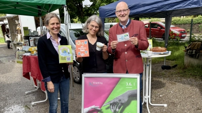 Christine Papst, Christiane Lüst und Bürgermeister Rudolph Haux (v.l.) stellten die Kraillinger Aktionen für die Bewerbung als faire Gemeinde vor. (Foto: Ulrike Seiffert)