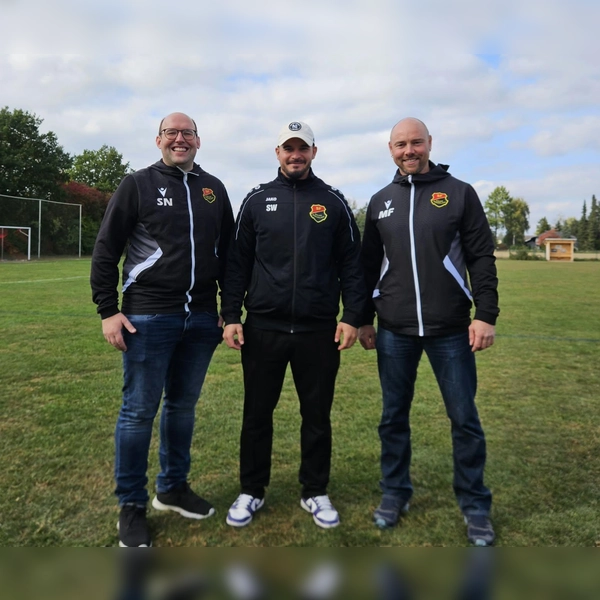 Ex-Profi in der Mitte: Sebastian Mrowca mit Niko Stoßberger, Vorsitzender SV Straßlach (links), und Markus Fleischmann, Vorstand SF Egling. (Foto: Anke Berni)