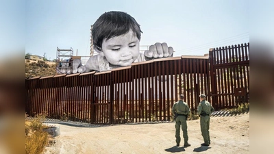 JR (geb. in Frankreich, 1983) Giants, Kikito and the Border Patrol, Tecate, Mexico–U.S.A., 2017 Installationsansicht. Wheat-paste Poster. (Foto: © JR-ART.NET)