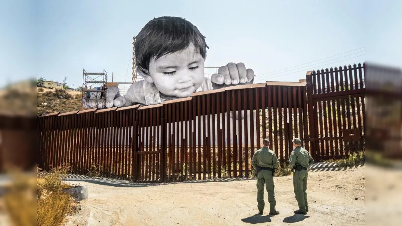 JR (geb. in Frankreich, 1983) Giants, Kikito and the Border Patrol, Tecate, Mexico–U.S.A., 2017 Installationsansicht. Wheat-paste Poster. (Foto: © JR-ART.NET)