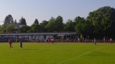 Der TSV Milbertshofen (rot) besiegte NK Dinamo München im Hinspiel mit 3:0 und hat damit nun gute Chancen, in der Kreisliga zu bleiben. (Foto: bas)