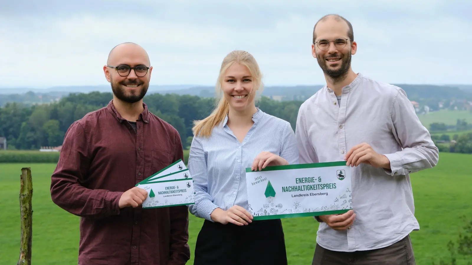 Benedikt Hehn (l.) und Robert Maier von der Fachstelle Klimaschutz und Klimaanpassung sowie Silvia Neumeister, Wirtschaftsförderin des Landkreises, freuen sich auf viele Bewerbungen für den Preis. (Foto: Landratsamt Ebersberg)