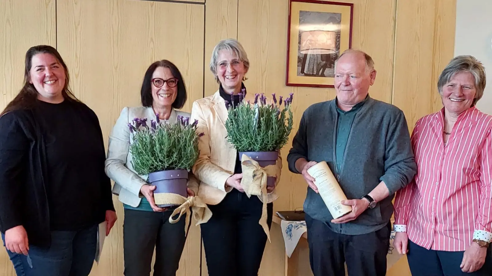 Strahlende Gesichter bei der Ehrung (v.l.): Eva Trossen (2. Vorsitzende), Gisela Lingenhöl (Schriftführerin), Caroline Lichtinger-von Stein (Dirigentin), Rolf Doms (Internetauftritt) sowie Susanne Gerber (1. Vorsitzende). (Foto: CGUG)
