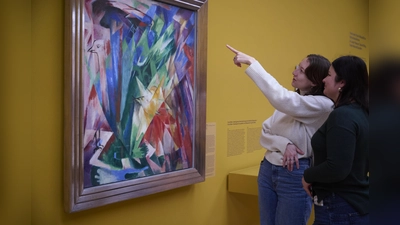 Die Bilder des Blauen Reiters sprechen den Betrachter durch ihre Motive und die intensiven Farben unmittelbar an. Das Lenbachhaus zeigt ab 10. März wieder eine neue Ausstellung mit Werken der Künstlergruppe, die sich Anfang des 20. Jahrhunderts in München formierte.  (F.: Lenbachhaus/ Ernst Jank)