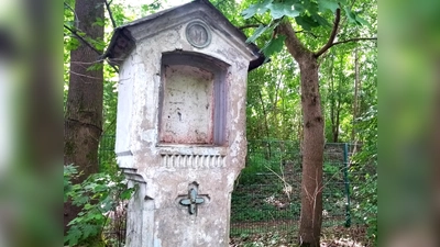 Die 14 Stelen des Berg am Laimer Kreuzwegs waren teils stark beschädigt. Nun werden sie saniert. (Foto: CSU)