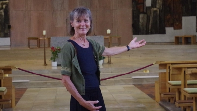 „Willkommen zur Modenschau“ wird es demnächst in der Kirche „Zu den Heiligen zwölf Aposteln“ heißen, wenn der Mittelgang zum Laufsteg wird. Im Bild: Projektinitiatorin Monika von Heeg. (Foto: Beatrix Köber)