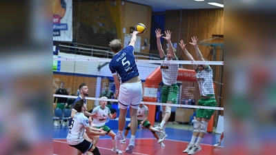 Auf dem Weg nach oben: ASV-Dachau-Spieler Simon Gallas beim Angriff. (Foto: Birga Herzum)