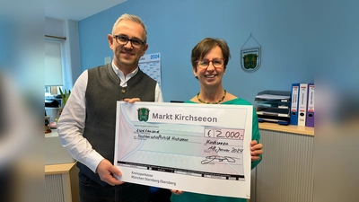 Jan Paeplow, Erster Bürgermeister Kirchseeon, und Barbara Robl von der Nachbarschaftshilfe Kirchseeon bei der Spendenübergabe. (Foto: Gem. Kirchseeon)