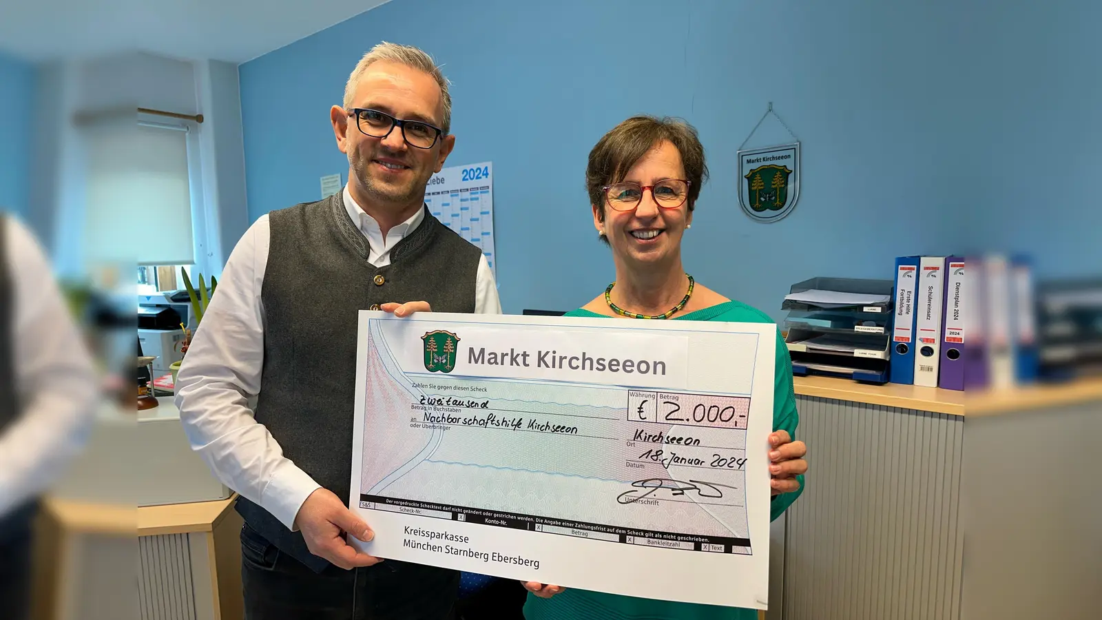 Jan Paeplow, Erster Bürgermeister Kirchseeon, und Barbara Robl von der Nachbarschaftshilfe Kirchseeon bei der Spendenübergabe. (Foto: Gem. Kirchseeon)