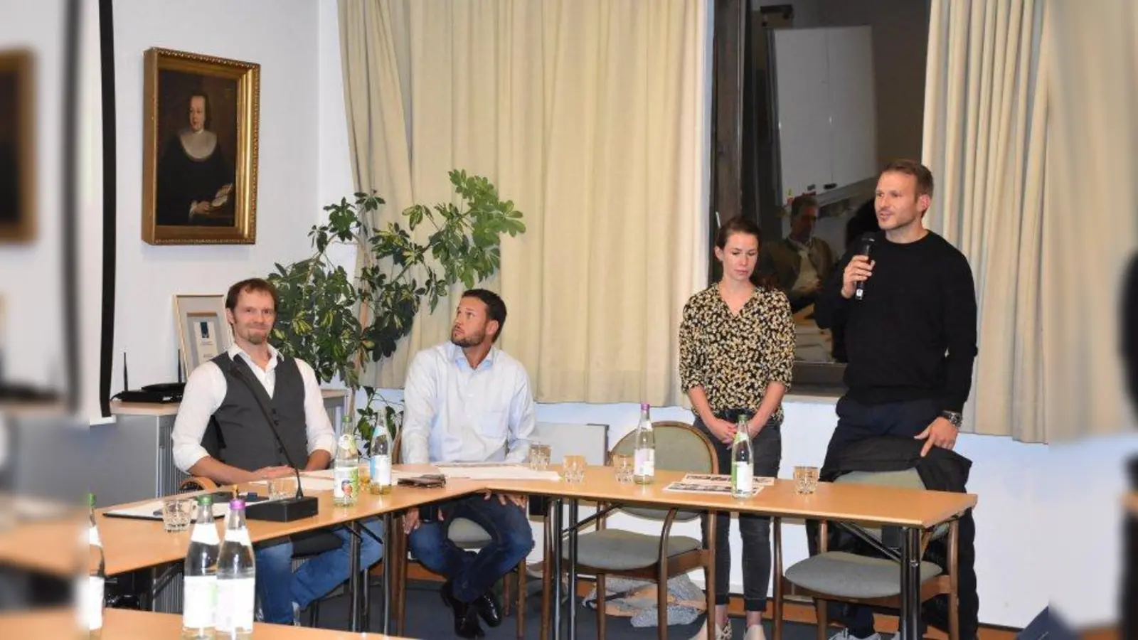 Investoren und Wirte stellten das Konzept vor: Dr. Florian Huber (v.l.), Manuel Kindervater, Verena und Christoph Ziesel. (Foto: Hauck)