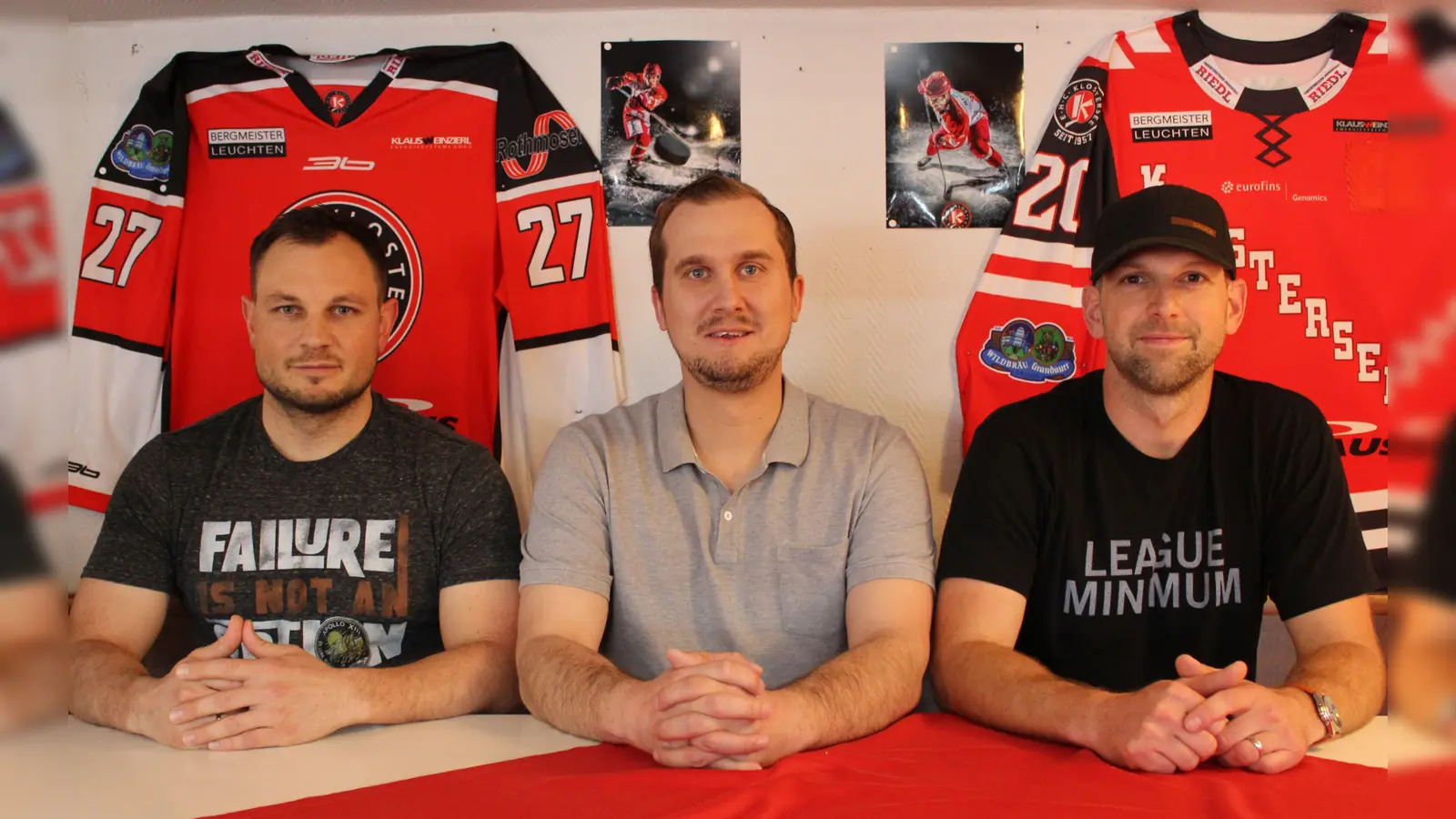 Der langjährige Trainer und künftige, sportliche Leiter beim EHC Klostersee, Dominik Quinlan (Mitte), mit seinen beiden Nachfolgern als Headcoach Florian Engel (links) und Gert Acker (rechts). (Foto: smg)