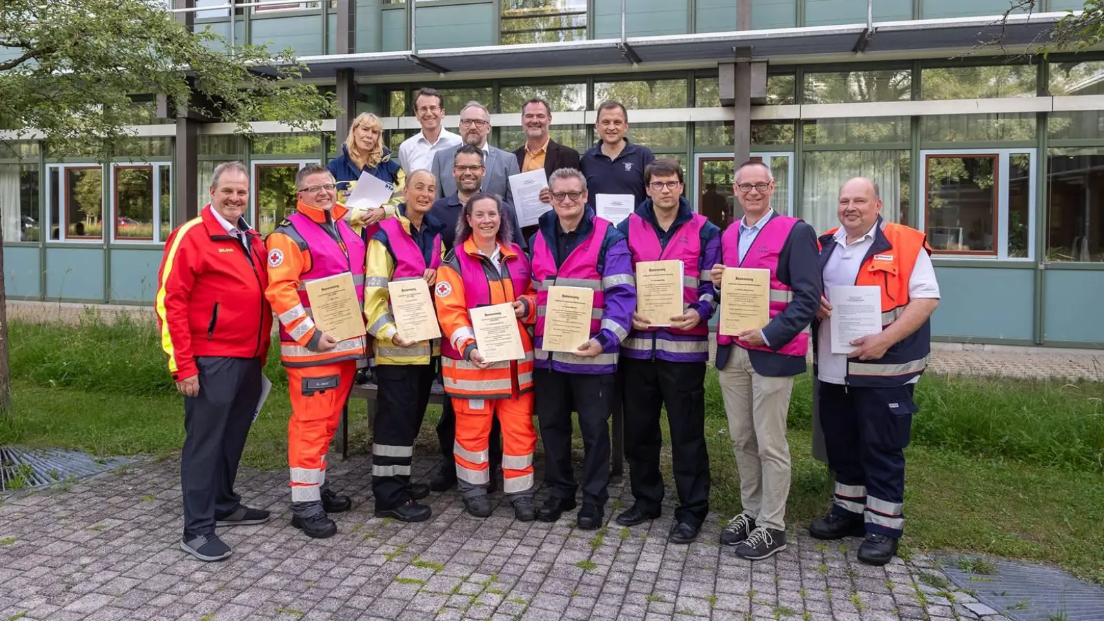 Landrat Stefan Frey, Katastrophenschutzplaner Roland Schwankhart und Kreisbrandrat Helmut Schweickart begrüßen die Mitglieder der neuen Arbeitsgemeinschaft PSNV. (Foto: Landratsamt Starnberg)