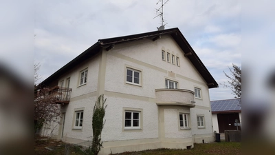 Die Entscheidung steht fest: Das ehemalige Rathaus in Parsdorf wird für 2 Mio. Euro saniert und in Teilen neu gebaut. (Foto: Stefan Dohl)