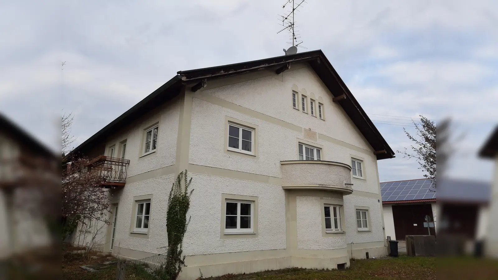 Die Entscheidung steht fest: Das ehemalige Rathaus in Parsdorf wird für 2 Mio. Euro saniert und in Teilen neu gebaut. (Foto: Stefan Dohl)