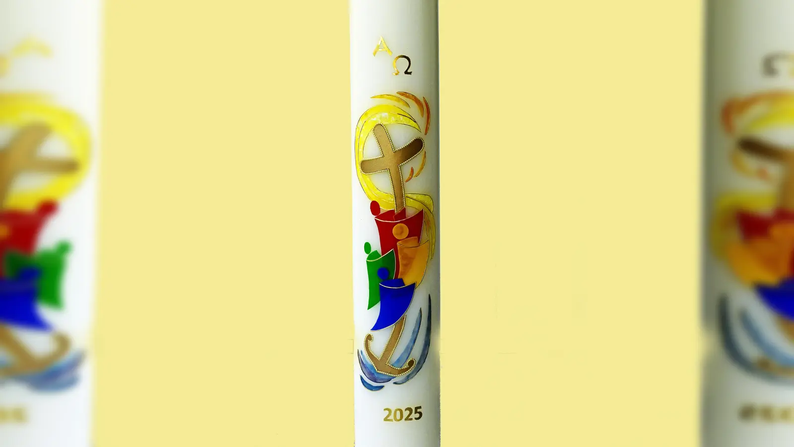 Die Osterkerze für die Langenbacher Pfarrkirche trägt heuer das leicht veränderte Logo des Heiligen Jahres 2025. Sie wurde wieder von Johanna Fischer verziert, die für die Pfarrei seit Jahren kunstvolle Osterkerzen herstellt. (Foto: R. Lex)