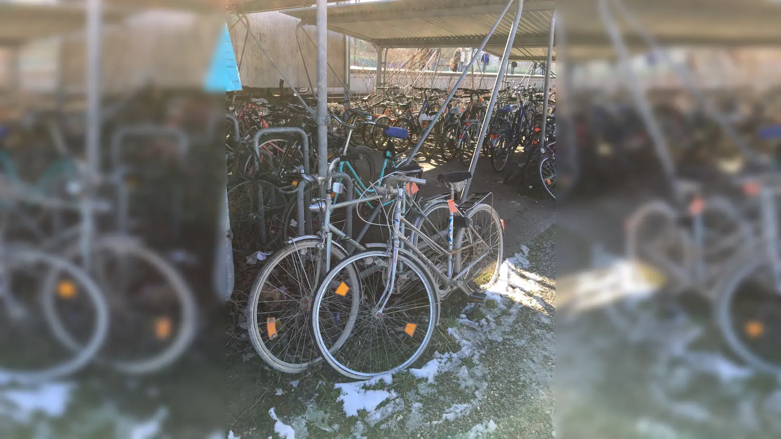 Mit einer Banderole gekennzeichnete Fahrräder werden am 3. Mai entsorgt. (Foto: Gemeinde Haar)