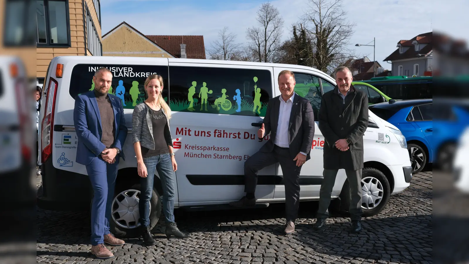Landrat Robert Niedergesäß (2.v.r.) bedankte sich bei der Übergabe des neuen Kleinbus herzlich bei den Spendern. (Foto: Landratsamt Ebersberg)