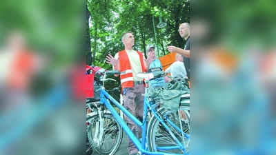 Wer eine Warnweste trägt, fällt im Verkehr besonders auf und ist somit sicherer unterwegs. (Foto: pressedienst-fahrrad)