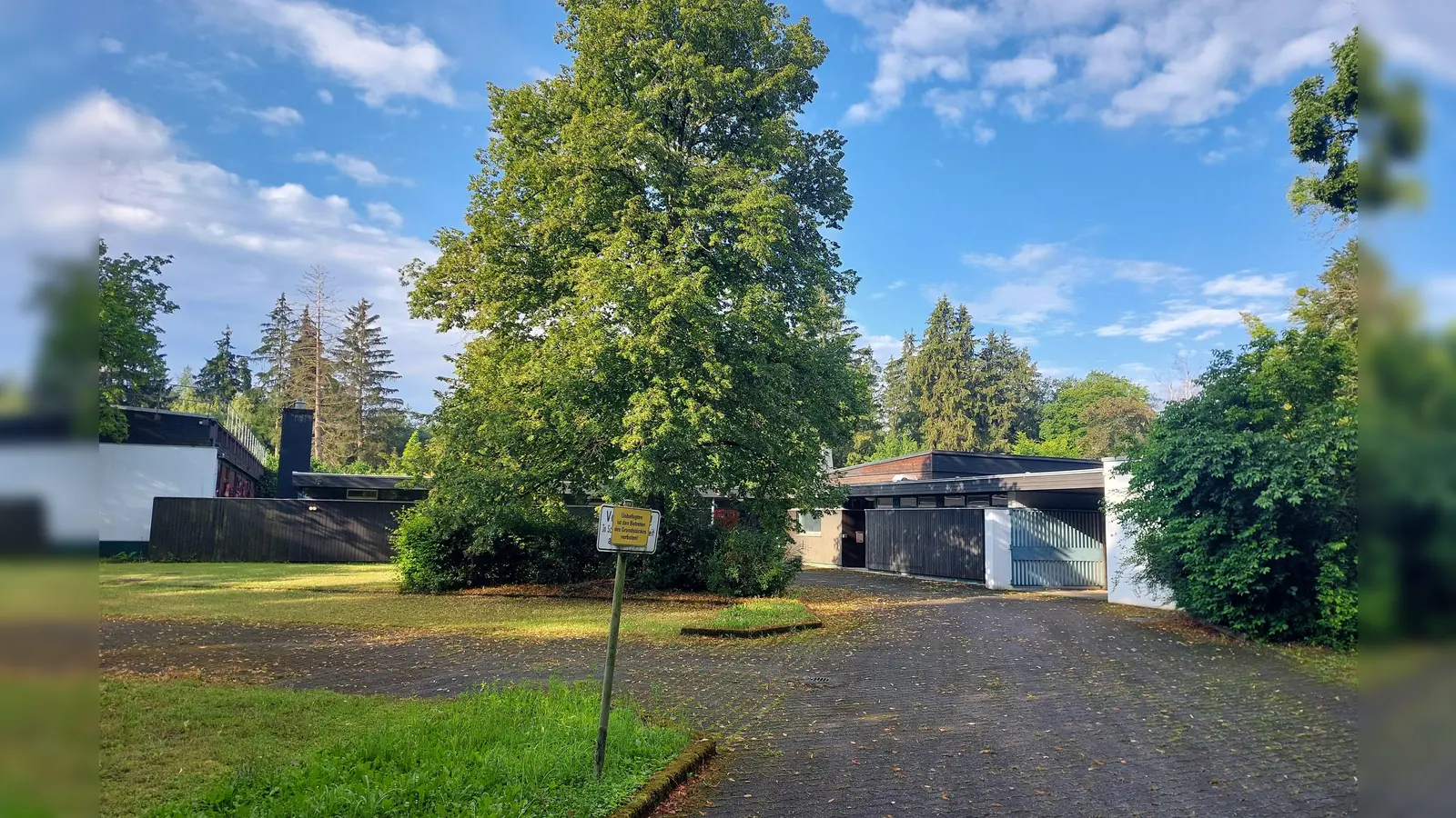 Auf dem Gelände einer nicht mehr genutzten Sportanlage in der Fauststraße sollen sieben neue Wohngebäude mit 76 Wohnungen entstehen. (Foto: bas)