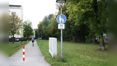 Der Fußweg ist ein Gehweg. Fußgänger haben Vorrang. Radler dürfen hier zwar auch radeln, müssen aber Rücksicht nehmen. (Foto: job)