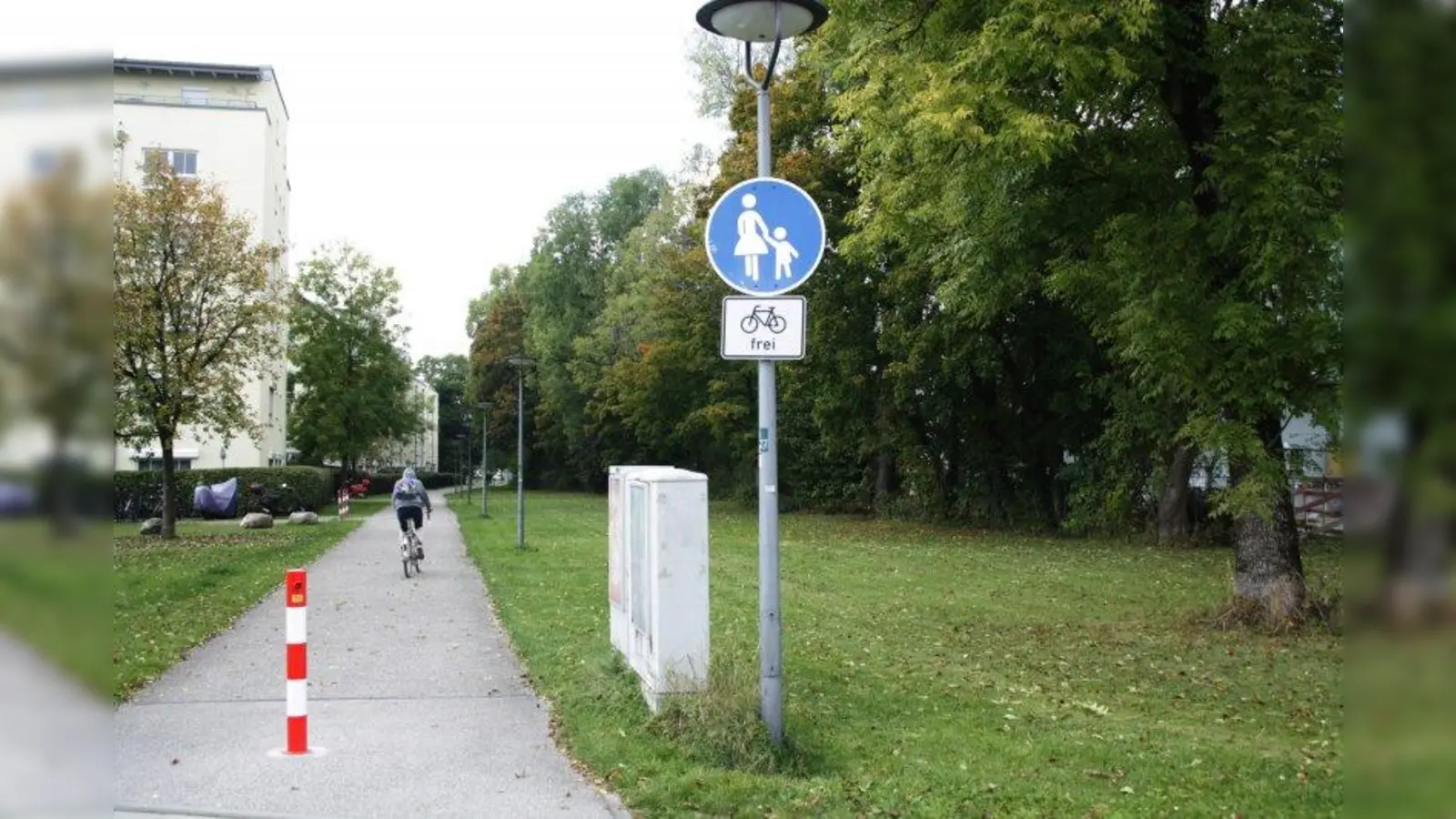 Der Fußweg ist ein Gehweg. Fußgänger haben Vorrang. Radler dürfen hier zwar auch radeln, müssen aber Rücksicht nehmen. (Foto: job)