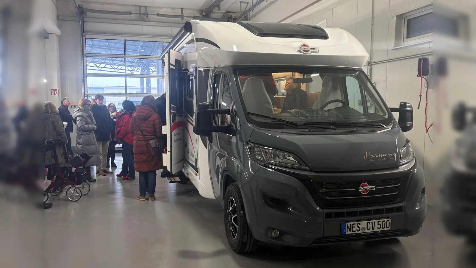 Viele interessierte Akteure aus dem Gesundheitsbereich besichtigten das Pflege-Übungswohnmobil.<br> (Foto: LRA Dachau, Sina Török)