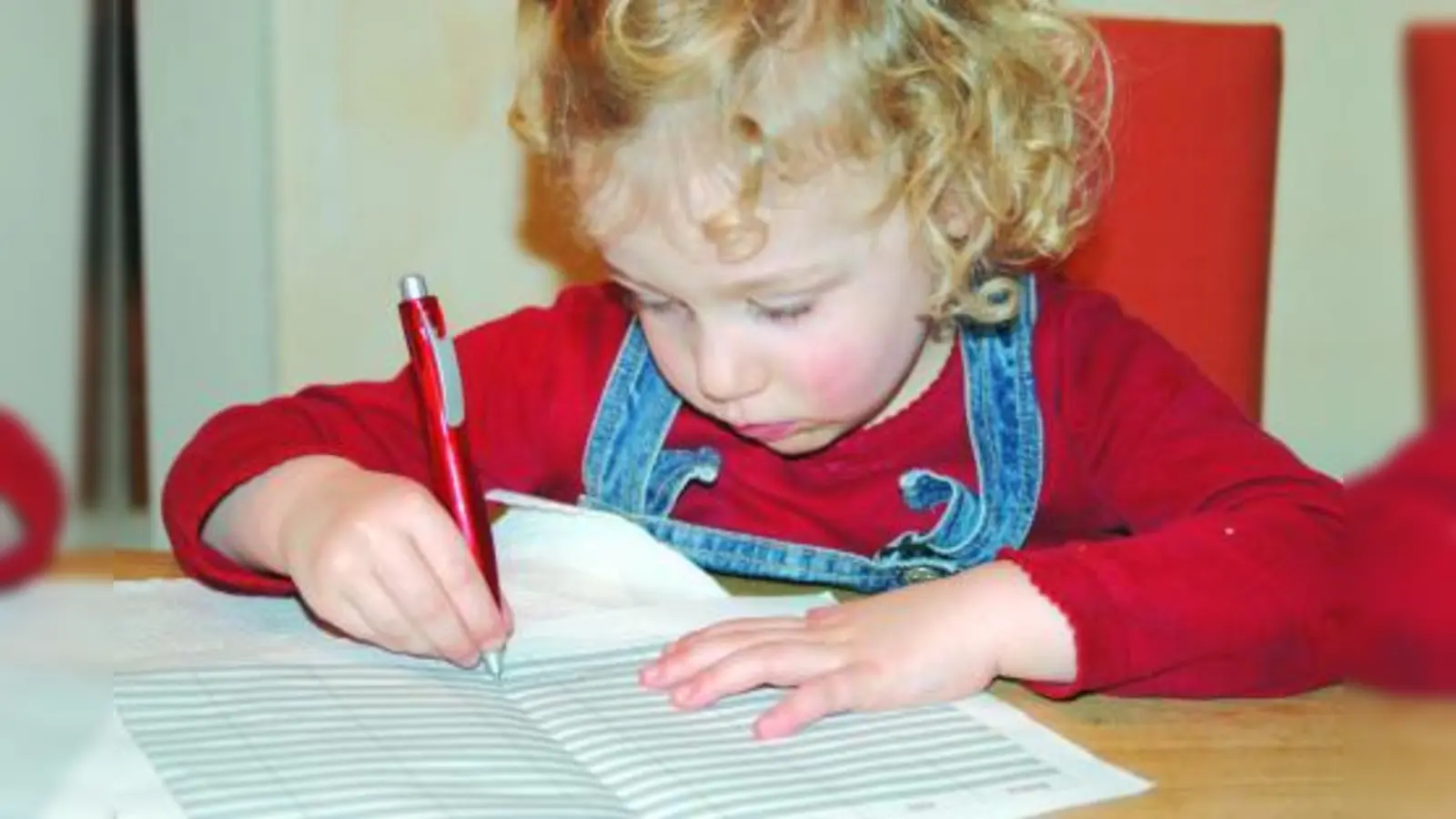 Nach Angaben des Bayerischen Lehrer- und Lehrerinnenverbands (BLLV) gestaltet sich der Übergang vom Kindergarten in die Grundschule immer noch schwierig. (Foto: Mike Frajese / pixelio.de)