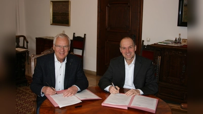 Walter Brilmayer und Dr. Markus Henle bei der Vertragsunterzeichnung im Rathaus Ebersberg. (Foto: Stadt Ebersberg)