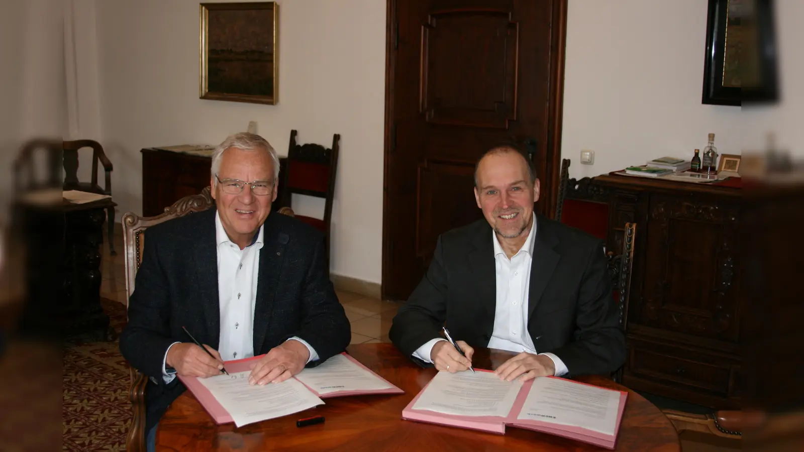 Walter Brilmayer und Dr. Markus Henle bei der Vertragsunterzeichnung im Rathaus Ebersberg. (Foto: Stadt Ebersberg)