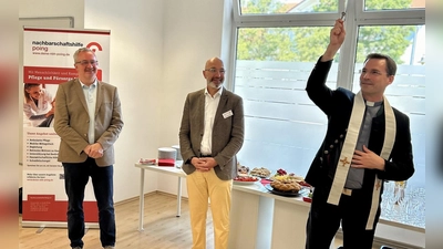 Zum Start in den neuen Räumlichkeiten gab es auch Gottes Segen, gespendet von Pfarrer Philipp Werner. Mit von der Partie waren auch Bürgermeister Thomas Stark und NBH-Geschäftsführer Oliver Westphalen.  (Foto: NbH Poing)