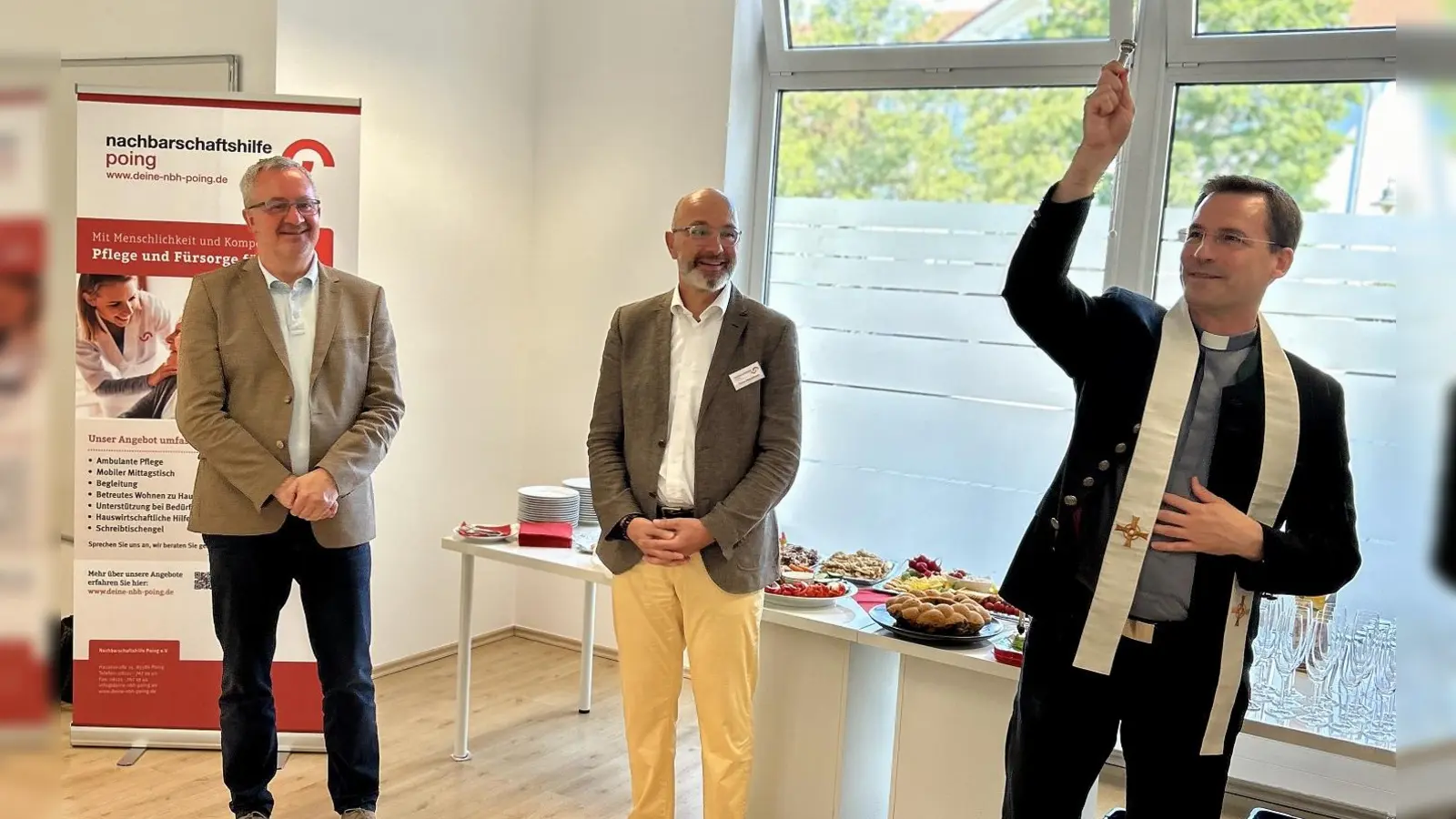 Zum Start in den neuen Räumlichkeiten gab es auch Gottes Segen, gespendet von Pfarrer Philipp Werner. Mit von der Partie waren auch Bürgermeister Thomas Stark und NBH-Geschäftsführer Oliver Westphalen.  (Foto: NbH Poing)