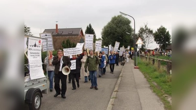 Mit jeder Menge Transparenten und Trillerpfeifen zog der Demonstrationszug, angeführt von Stadtrat Josef Assal, um das Festzelt auf der Belandwiese. (Foto: Eva Schraft)