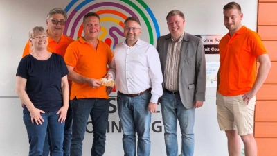 Von links: Kerstin Rozeboom (Schatzmeisterin Förderverein), Helmut Scharlach (Beisitzer Bürgerblock), Christian Nagler (1. Vorsitzender Bürgerblock), Andreas Lübeck (Beisitzer), Thomas Speyerer (stellvetretender Vorsitzender Förderverein) und Georg Humplmair jun. (2. Vorsitzender Bürgerblock) bei der Spendenübergabe. (Foto: Förderverein GS Moosinning)