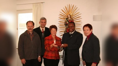 Die Musikschule Planegg-Krailling sammelte bei ihrem Adventskonzert für die Renovierung des Pfarrhauses St. Elisabeth. „Unsere Spende soll ein symbolischer Dank sein“, sagte Thomas Schaffert (links) bei der Spendenübergabe. Neben ihm Thomas Roy, Karin Wolf, Anicet Mutonkole und Ingeborg Bogner (v.l.). (Foto: US)