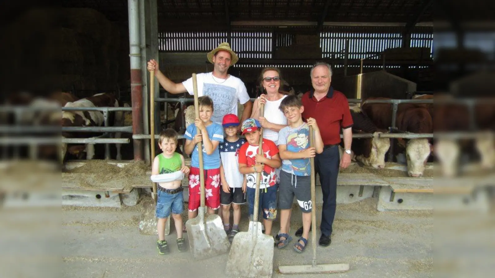 Stefan Dellinger, Kreisbäuerin Anita Painhofer und Kreisobmann Georg Zankl (hinten von links) mit „zukünftigen Landwirten“. (Foto: BBV)