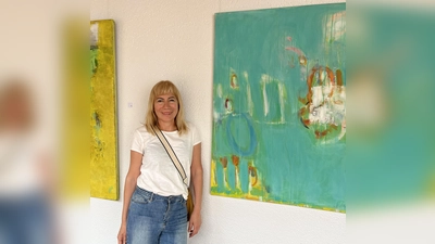 Olivia Hayashi vor einem ihrer Werke. Die Künstlerin stellt derzeit im Haus der bayerischen Landwirtschaft aus. (Foto: Hayashi)